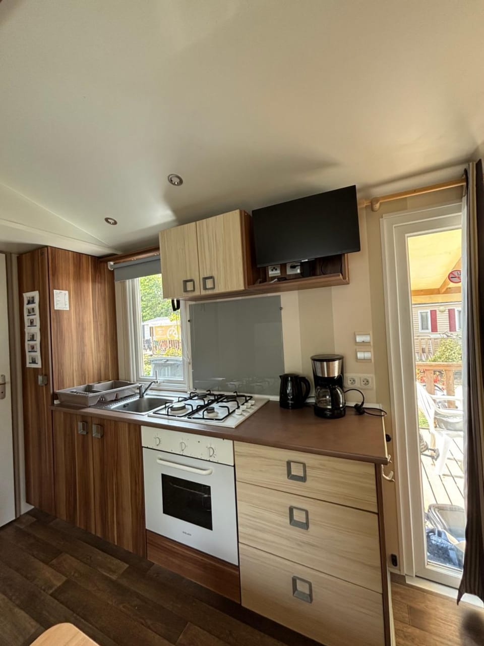 Coffee/tea facilities, oven, stove