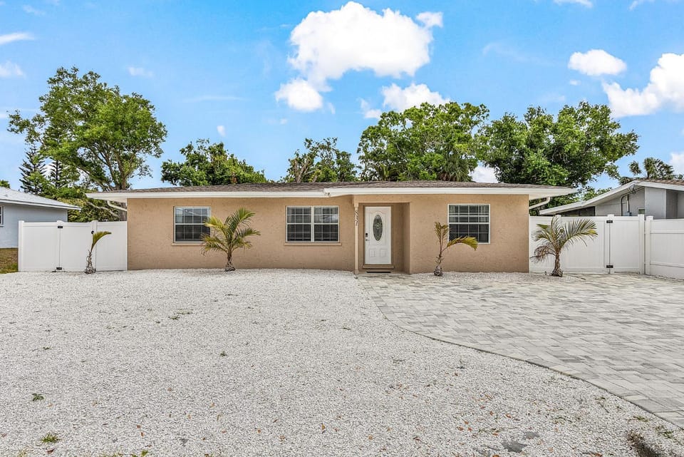 Tropical Breeze Oasis with heated pool, large patio House in Sarasota