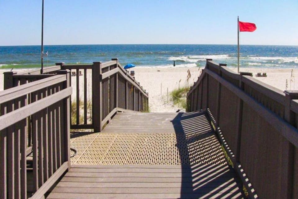 9th-floor Gulf-front condo with spectacular views pool beach access & private balcony House in Ono Island