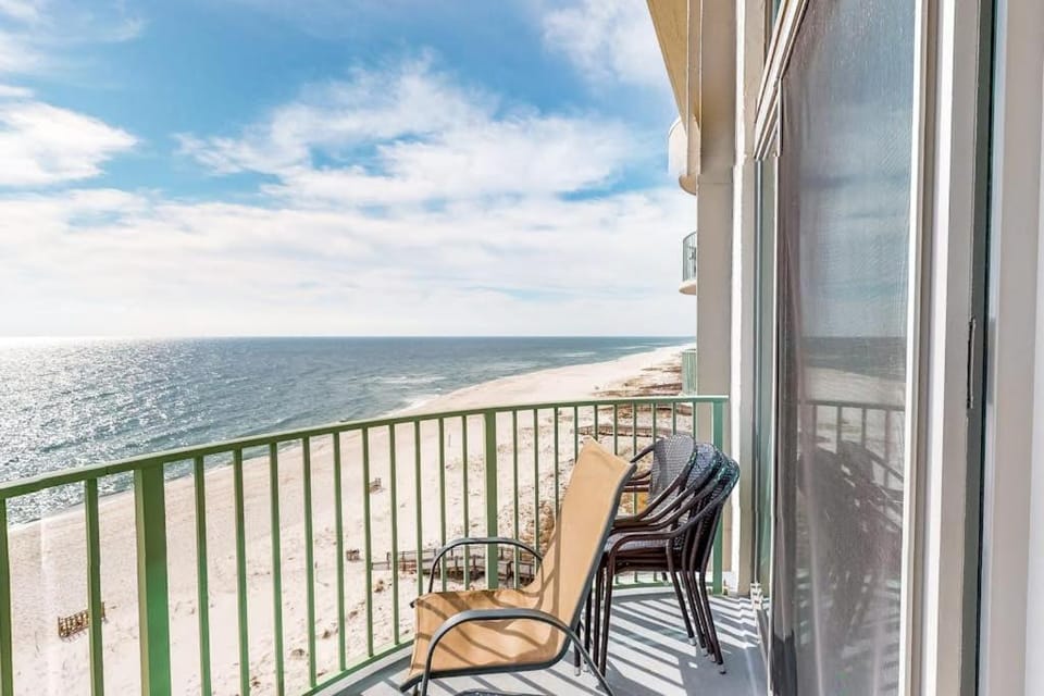 9th-floor Gulf-front condo with spectacular views pool beach access & private balcony House in Ono Island