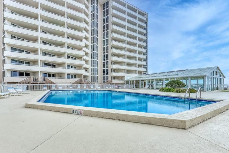 Top-Floor Gulf-Front Condo with Balcony Beach Access & Shared Pools Hot Tub Gym House in Perdido Key