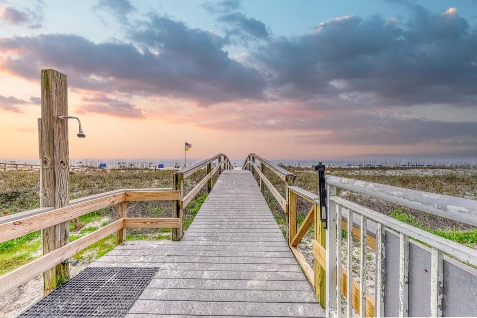 Top-Floor Gulf-Front Condo with Balcony Beach Access & Shared Pools Hot Tub Gym House in Perdido Key