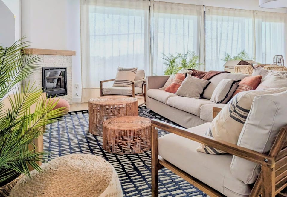 Lounge or bar, fireplace