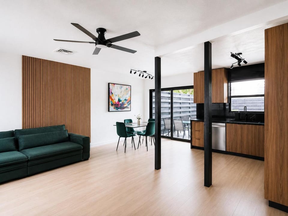 Kitchen or kitchenette, Living room, Seating area, Dining area