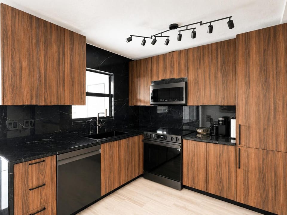 Coffee/tea facilities, Kitchen or kitchenette, dishwasher, oven, stove, toaster