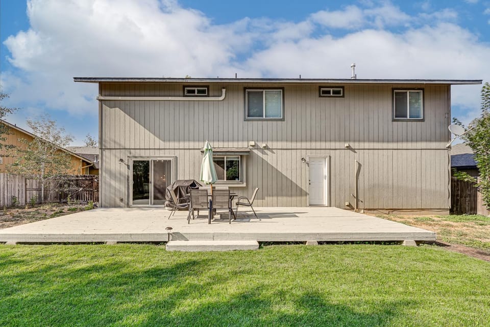 9 Mi to Smith Rock SP! Family Home w/ Fenced Yard House in Redmond