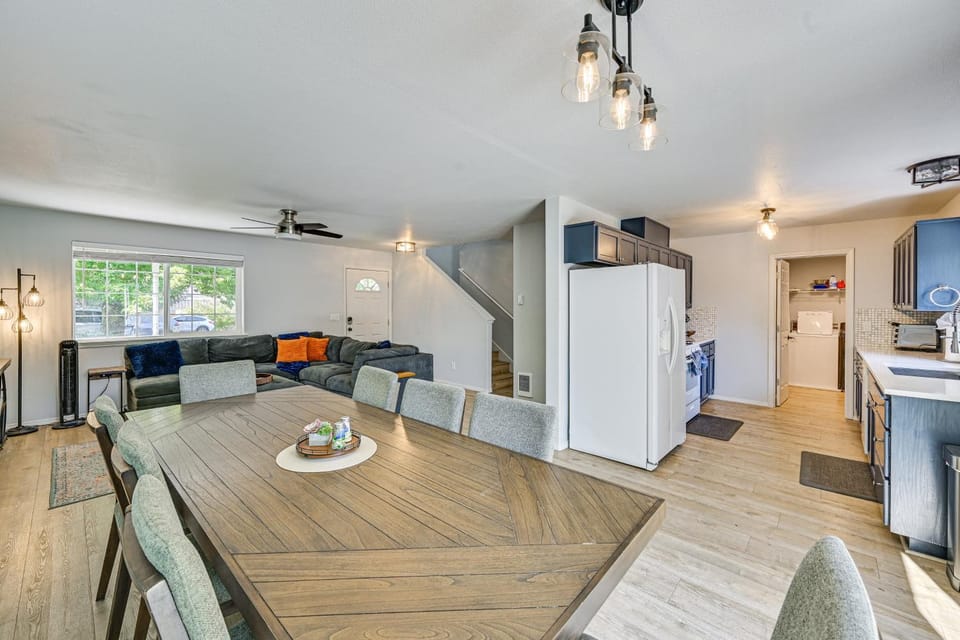 9 Mi to Smith Rock SP! Family Home w/ Fenced Yard House in Redmond