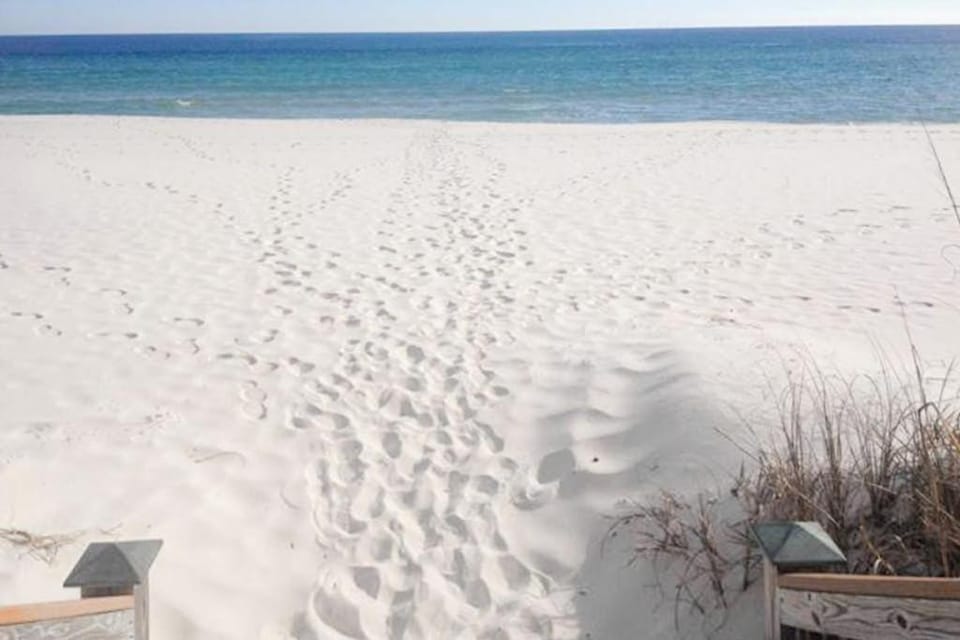 Inviting Gulf-front condo In Perdido Key with waterfront pool hot tub and oceanfront balcony House in Perdido Key