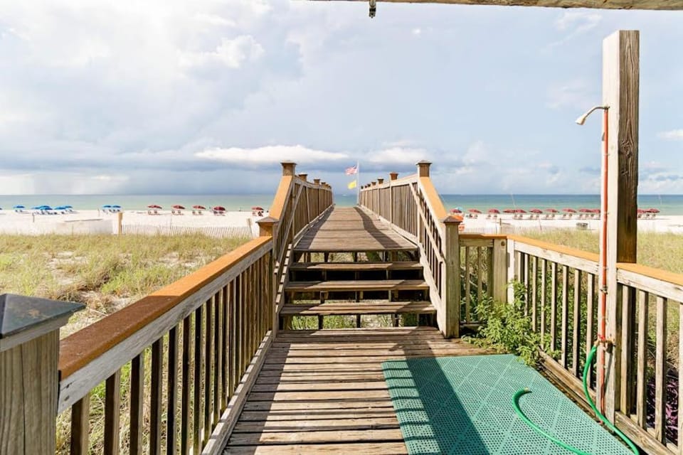 Inviting Gulf-front condo In Perdido Key with waterfront pool hot tub and oceanfront balcony Apartment in Perdido Key