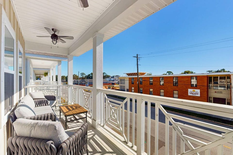 Nautical home downtown close to shopping restaurants and beaches House in Pensacola