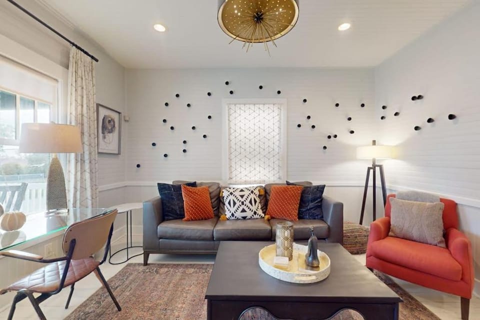 Historic downtown cottage with high-speed WiFi and central AC - dogs okay House in Pensacola