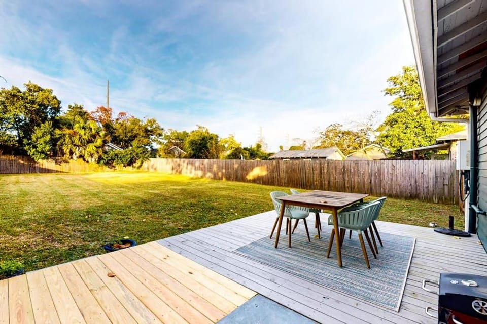 Historic downtown cottage with high-speed WiFi and central AC - dogs okay House in Pensacola