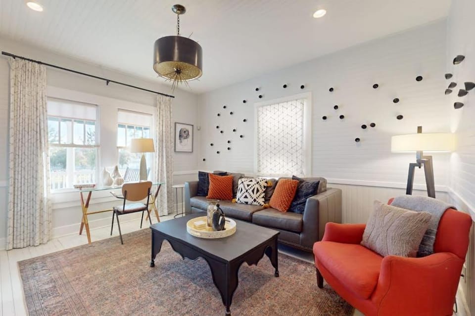 Historic downtown cottage with high-speed WiFi and central AC - dogs okay House in Pensacola