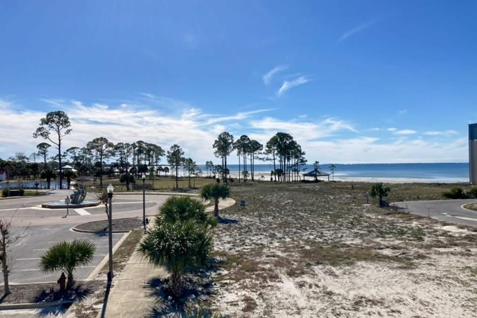 Dog-friendly duplex with a balcony washer&dryer & AC - close to the ocean House in Port Saint Joe