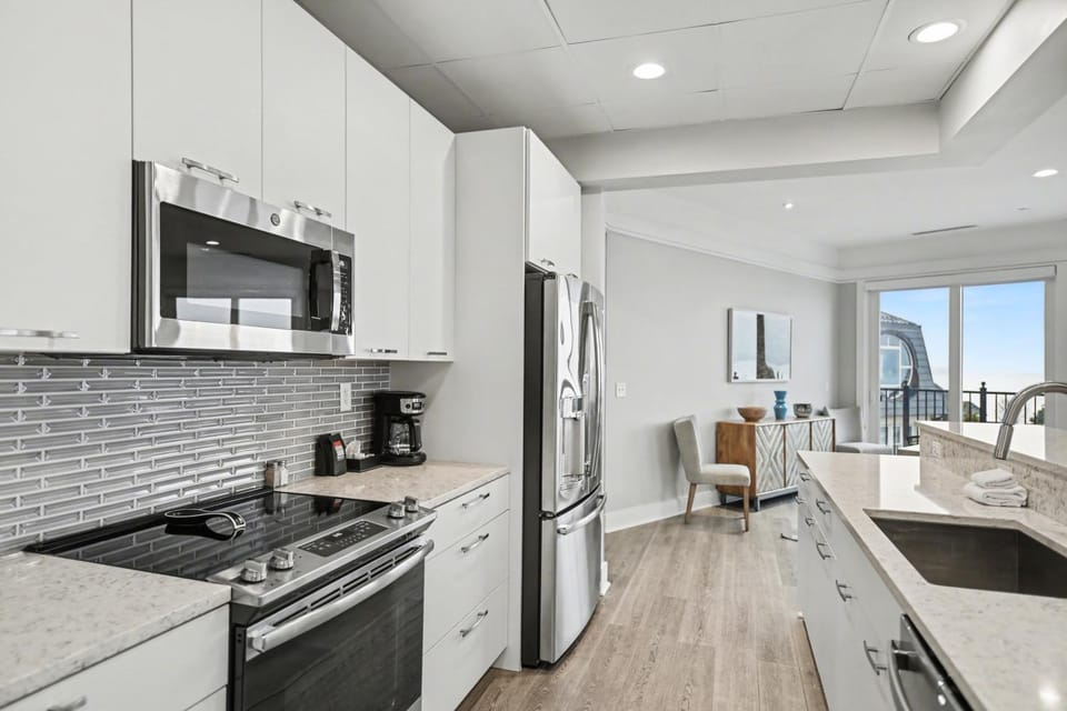 Modern Bliss 466: Luxurious 3BR condo in Bay Harbor with stunning lake views. Apartment in Bay Harbor