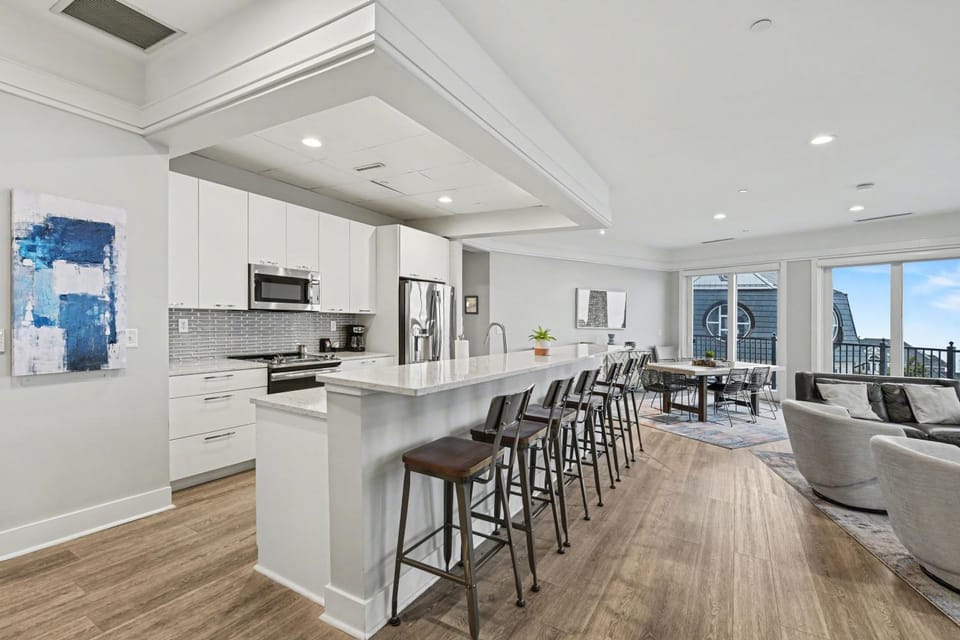 Modern Bliss 466: Luxurious 3BR condo in Bay Harbor with stunning lake views. Apartment in Bay Harbor