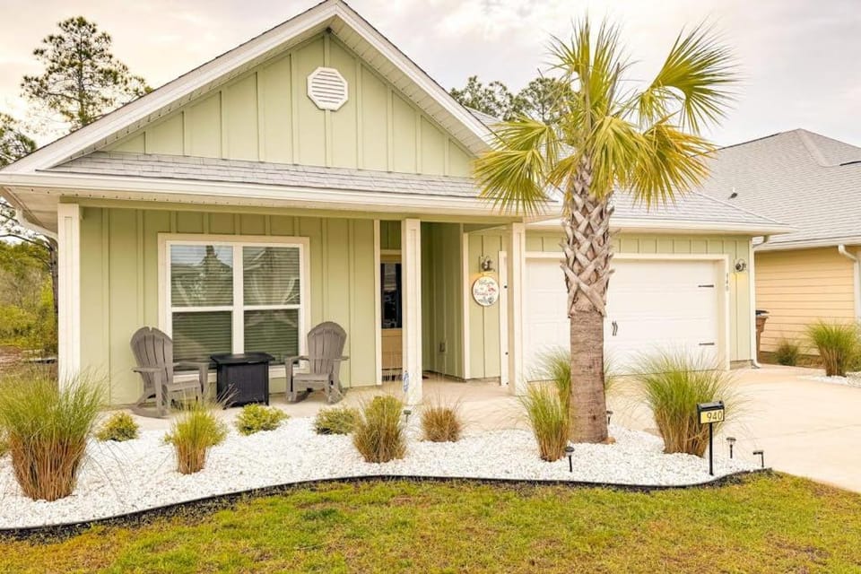 Heated community pool themed kids room dog friendly Beach & Relaxing Massage House in Florida