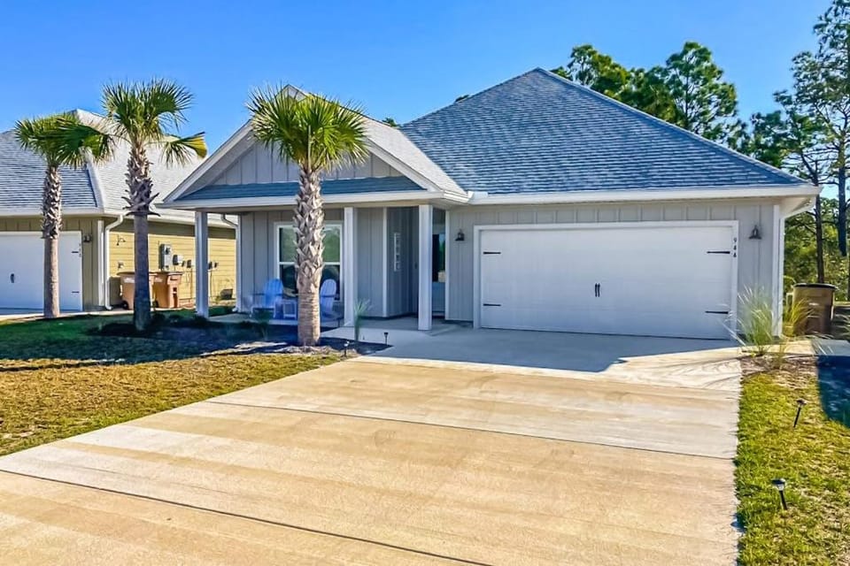 Bay-side dog-friendly getaway with pool & themed kids rooms House in Florida