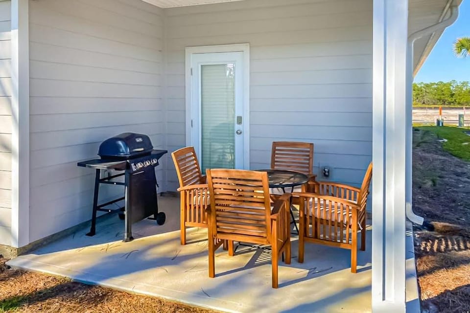 Bay-side dog-friendly getaway with pool & themed kids rooms House in Florida