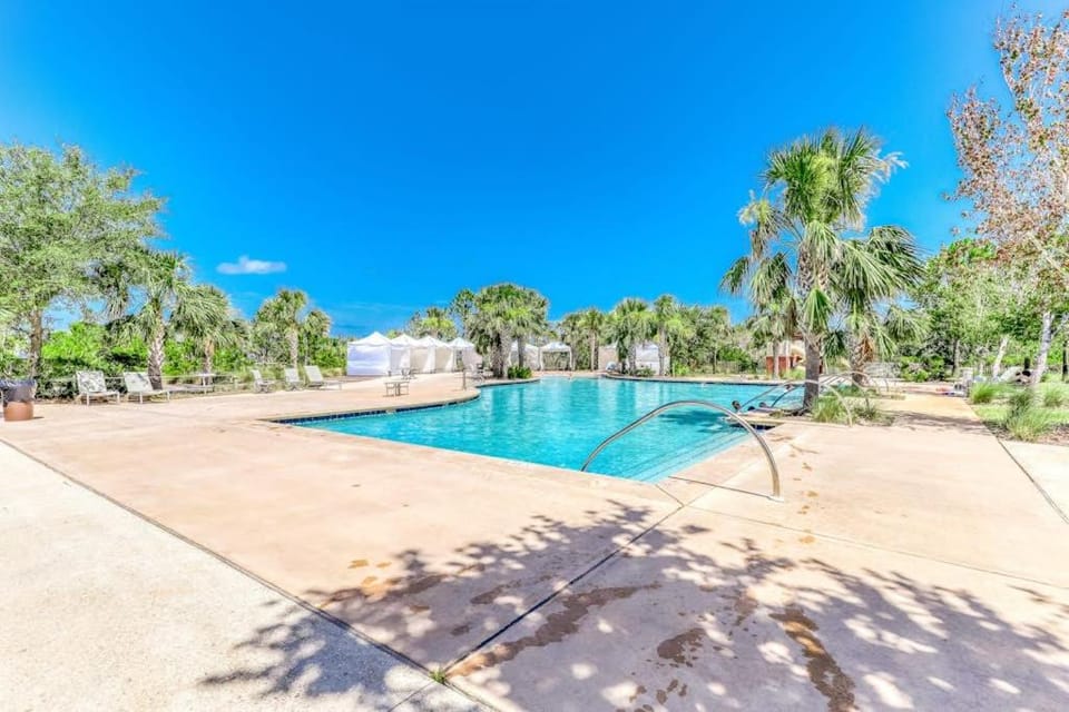 Bay-side dog-friendly getaway with pool & themed kids rooms House in Florida