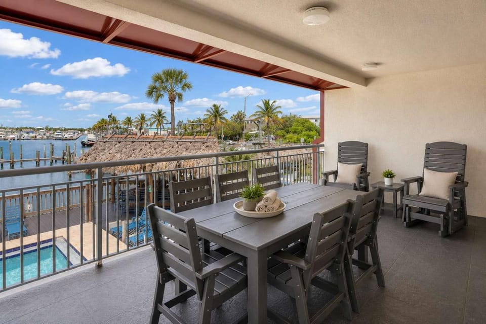 Natural landscape, Balcony/Terrace, Seating area, Dining area, Pool view, Sea view
