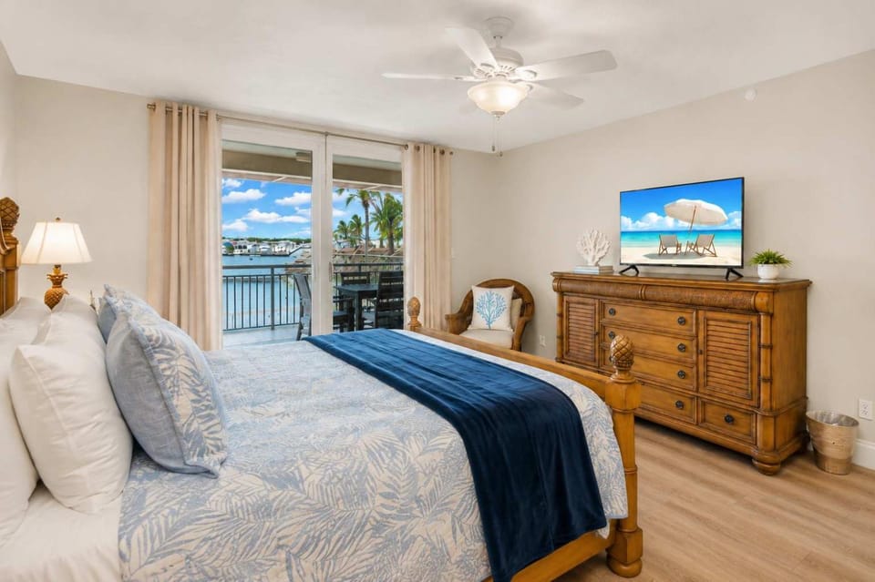 Bed, Natural landscape, TV and multimedia, Bedroom, Sea view