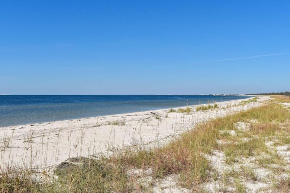 Charming retreat with pool playground patio washer&dryer & central AC House in Florida