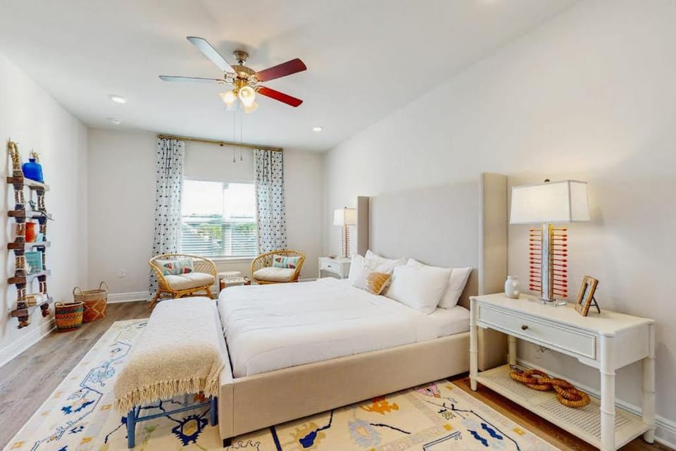 Charming coastal home with shared pool beach access and spacious living area House in Florida