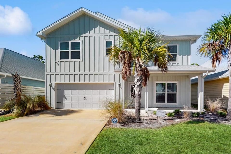 Charming coastal home with shared pool beach access and spacious living area House in Florida