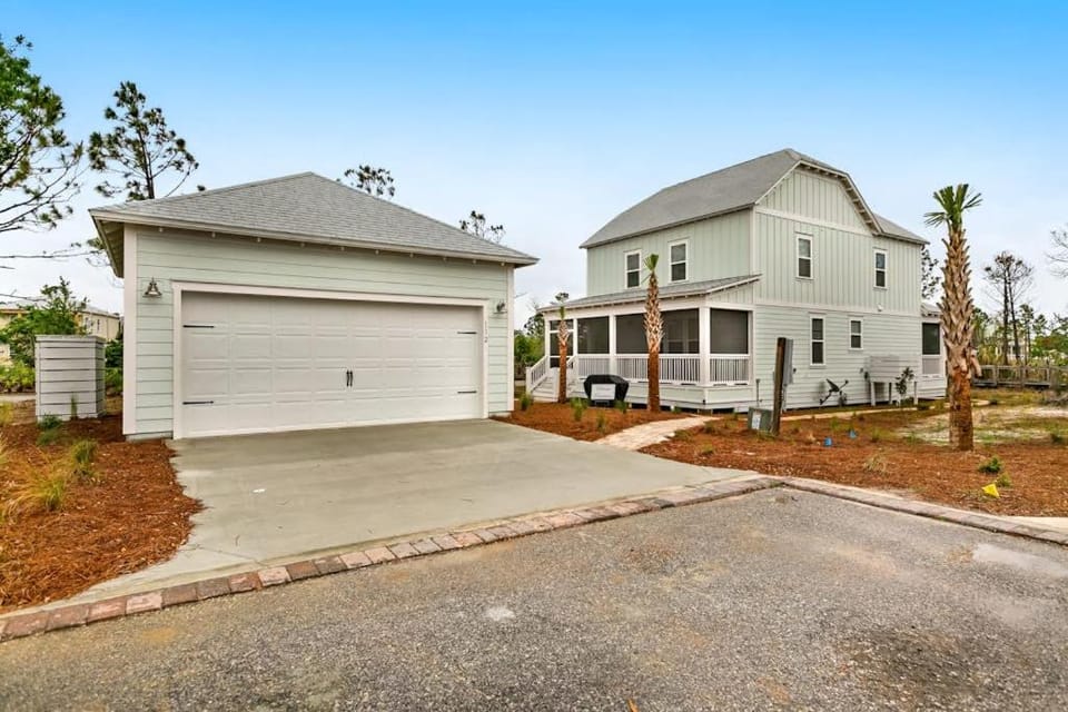 Spacious coastal home with grill & screened porch House in Florida
