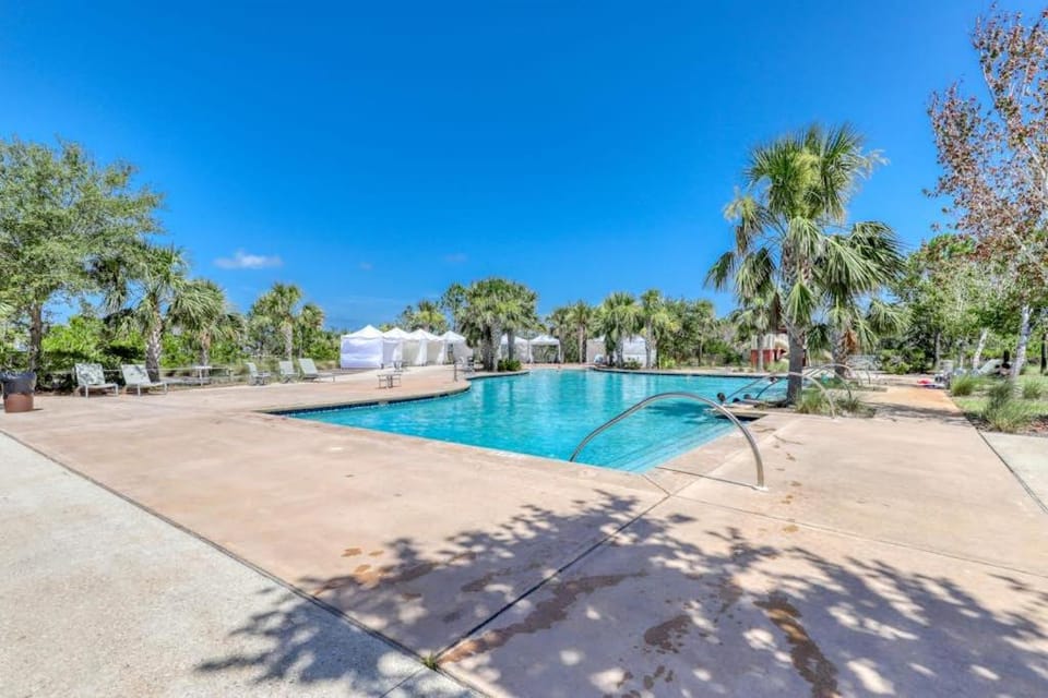 Lovely Home with Screened-In Porches Balcony & Shared Pool - Walk to the Beach House in Florida