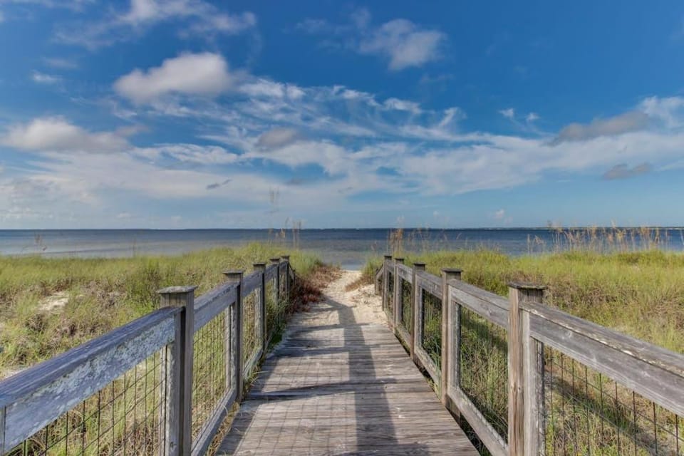 Lovely Home with Screened-In Porches Balcony & Shared Pool - Walk to the Beach House in Florida
