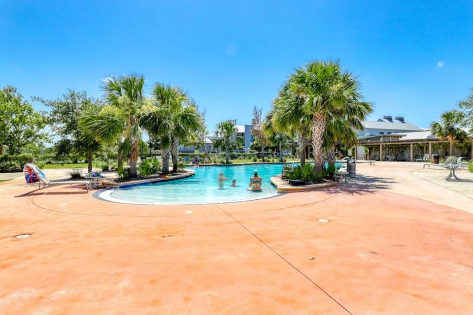 Beachy retreat within easy walking distance to pool beach access & restaurants House in Florida