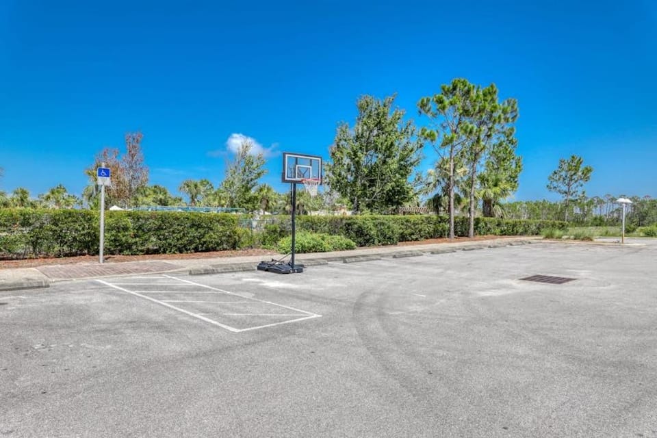 Beachy retreat within easy walking distance to pool beach access & restaurants House in Florida