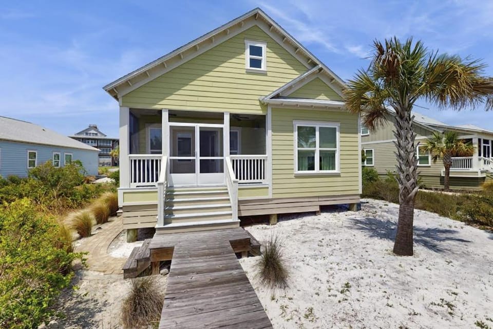 Beachy retreat within easy walking distance to pool beach access & restaurants House in Florida