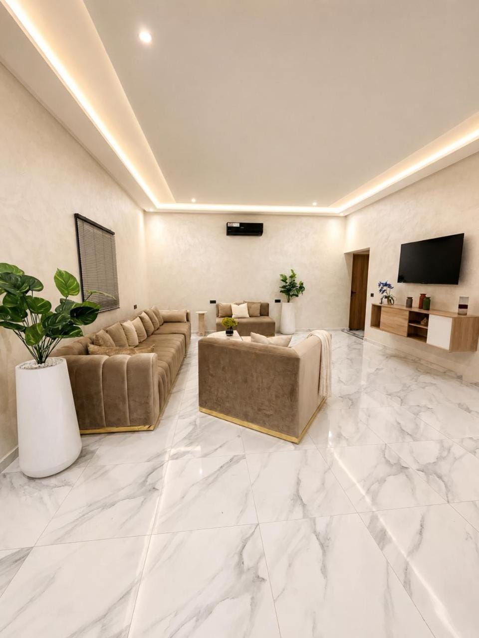 Communal lounge/ TV room, TV and multimedia, Living room, Seating area, air conditioner