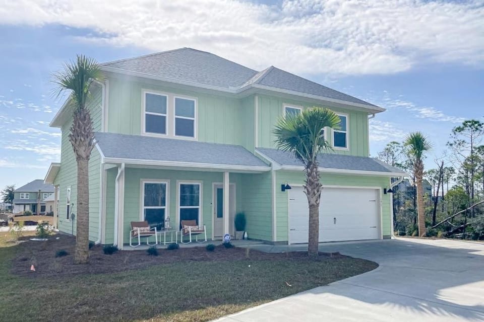 Elegant Coastal Home with Shared Pool Tree-Lined View 6-Minute Walk to the Beach House in Florida