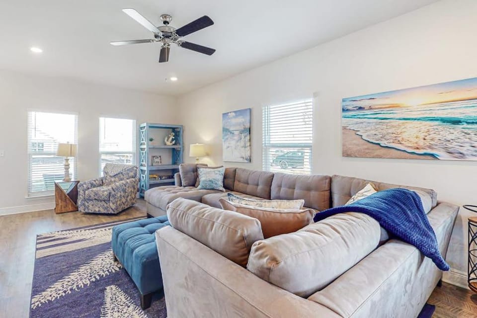 Elegant Coastal Home with Shared Pool Tree-Lined View 6-Minute Walk to the Beach House in Florida