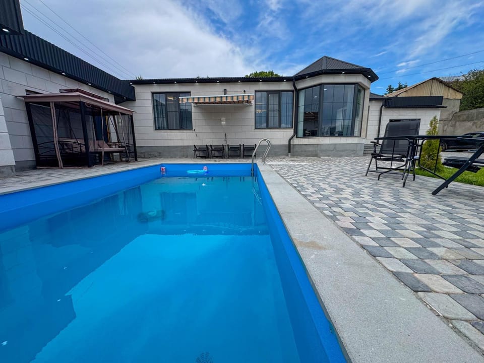 Property building, Patio, Day, Pool view, Swimming pool, sunbed