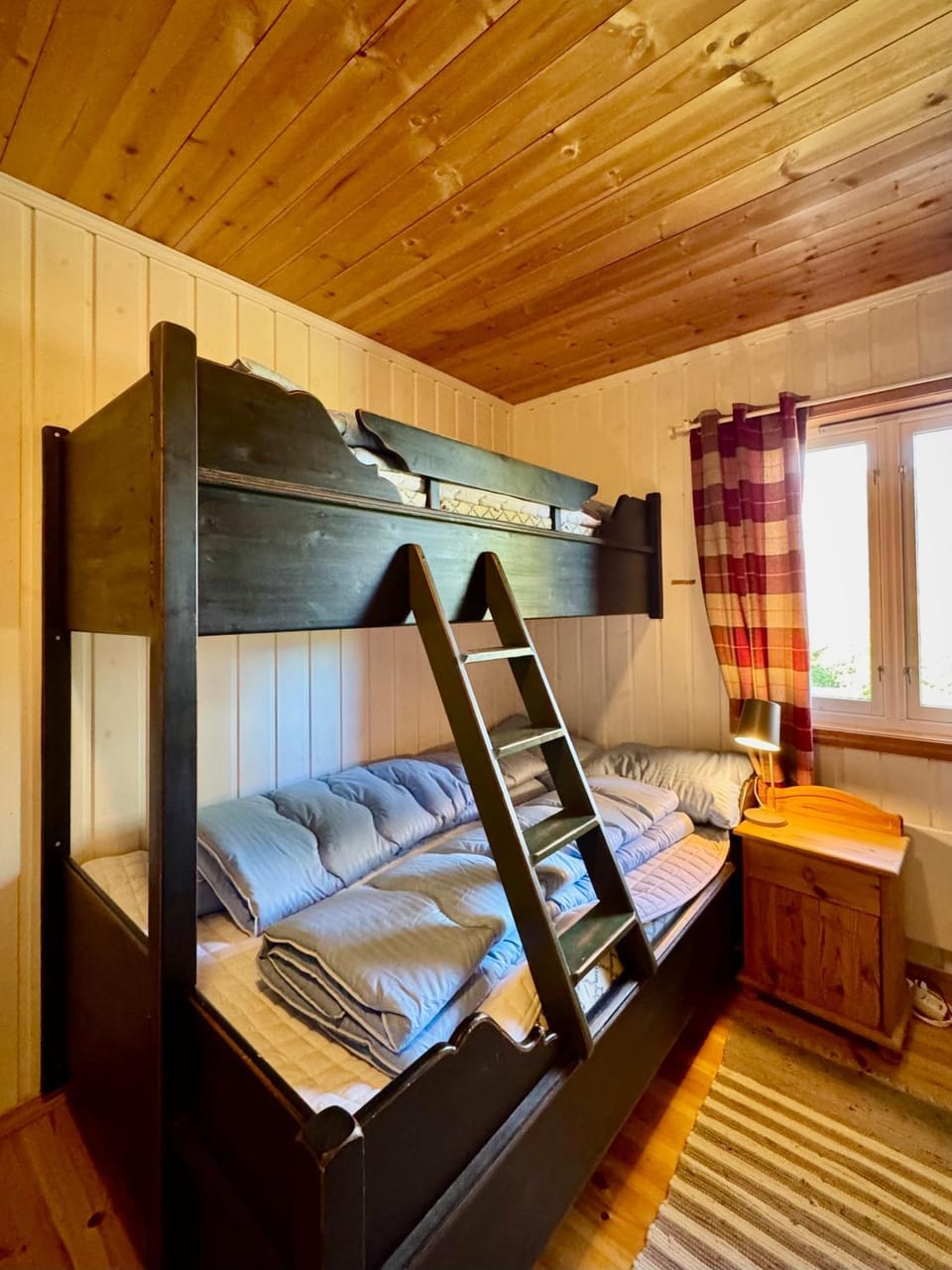 Bedroom, bunk bed