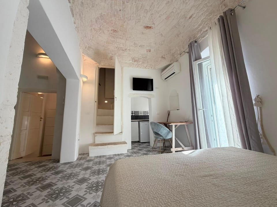 TV and multimedia, Living room, Seating area, air conditioner