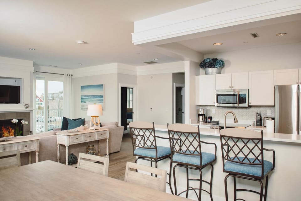Experience comfort in Bay Harbor at Nautical Dream 220, a spacious 3-bedroom condo. Apartment in Bay Harbor