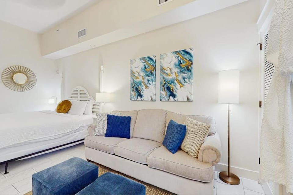 Pleasant studio at The Baytowne Wharf with shared pool hot tub shopping & events House in Miramar Beach