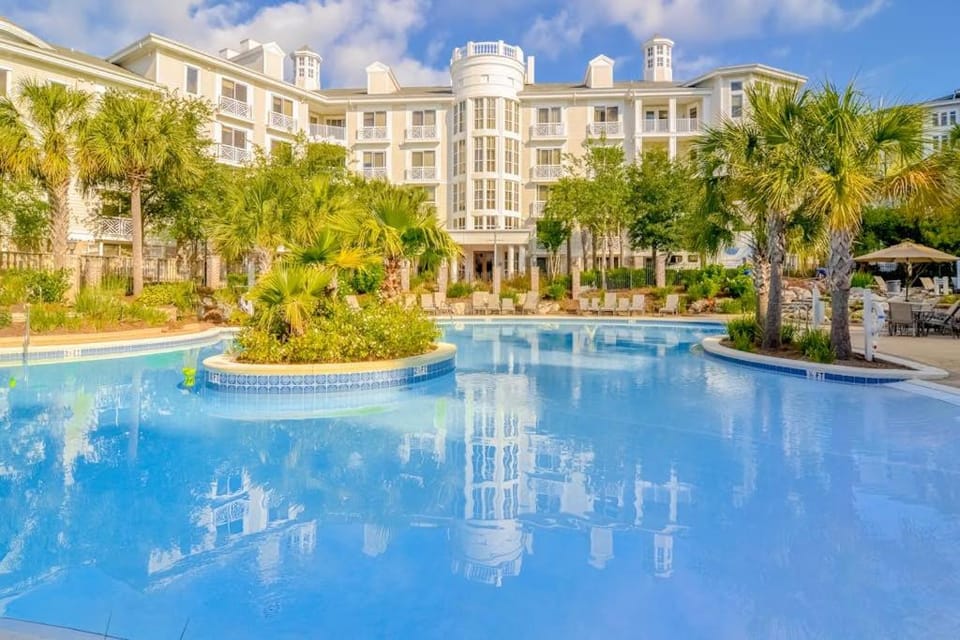 Pleasant studio at The Baytowne Wharf with shared pool hot tub shopping & events House in Miramar Beach