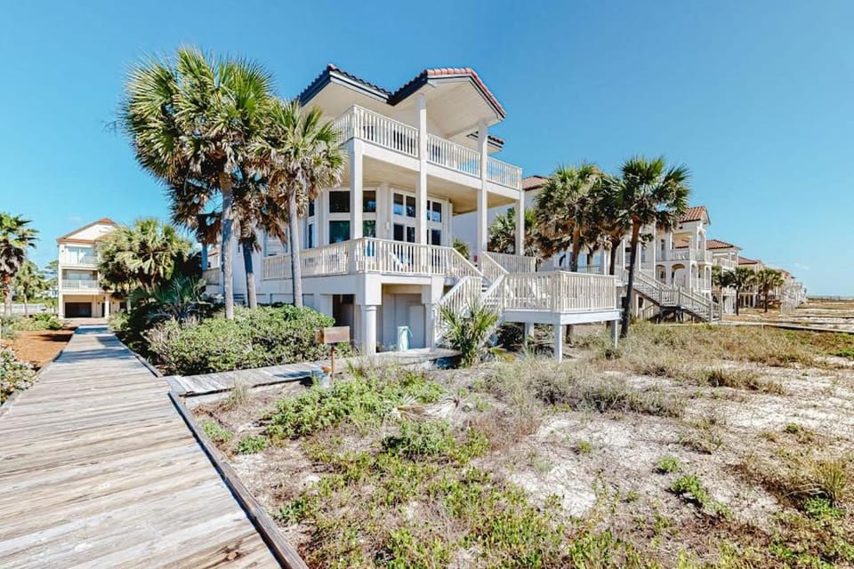 Beachfront dog-friendly home with spacious decks and on-site pool House in Saint George Island