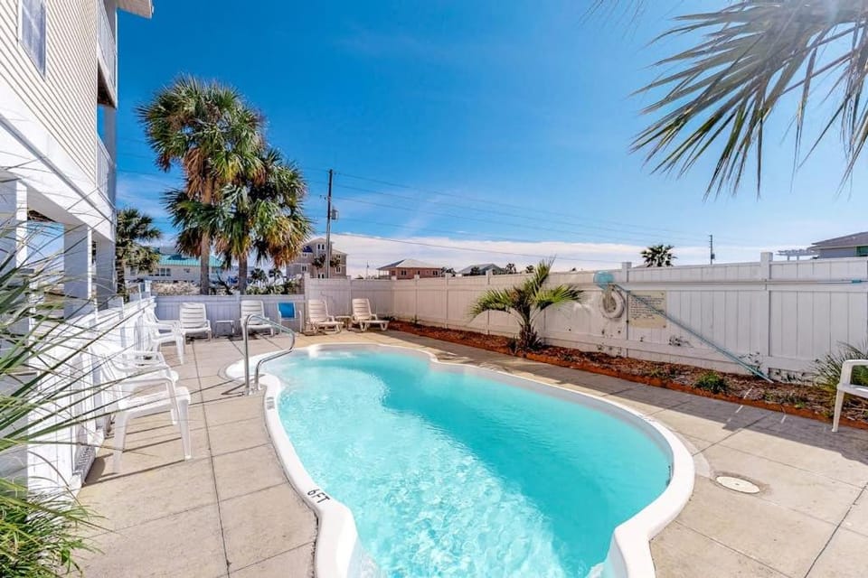 Charming ocean-view gem with a pool deck washer dryer & central AC House in Saint George Island