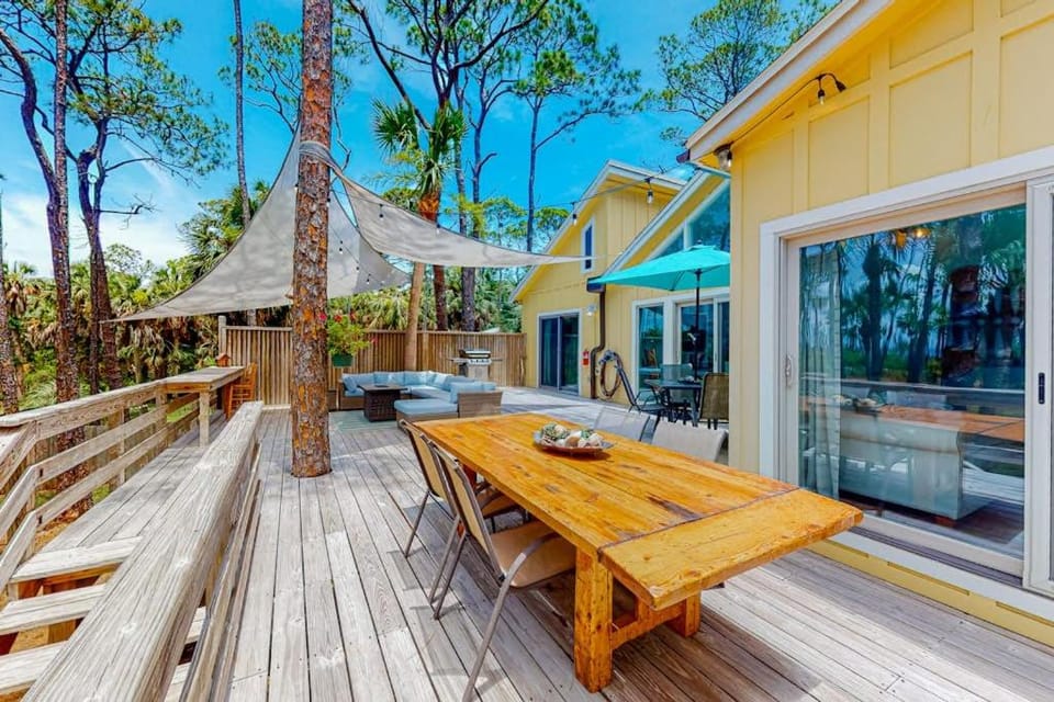 Snowbird-friendly home with a deck hot tub washer dryer & central AC House in Saint George Island