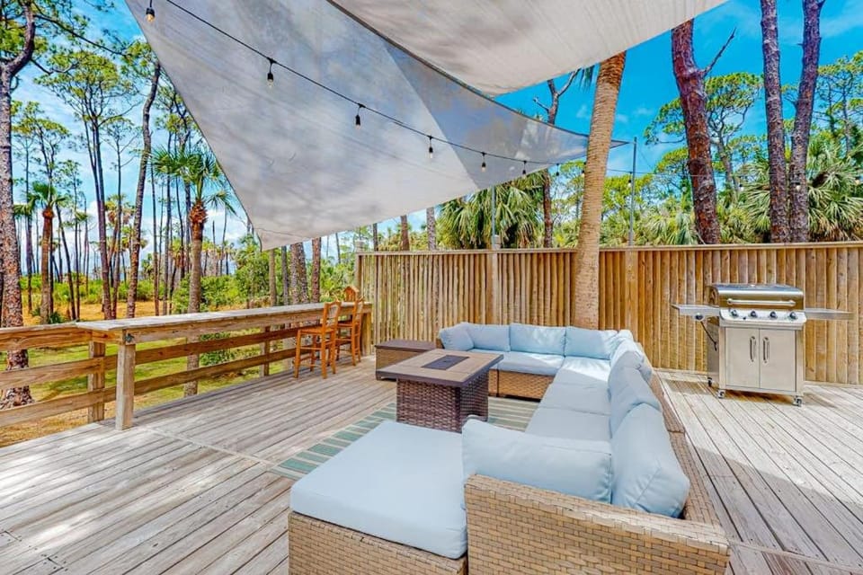 Snowbird-friendly home with a deck hot tub washer dryer & central AC House in Saint George Island