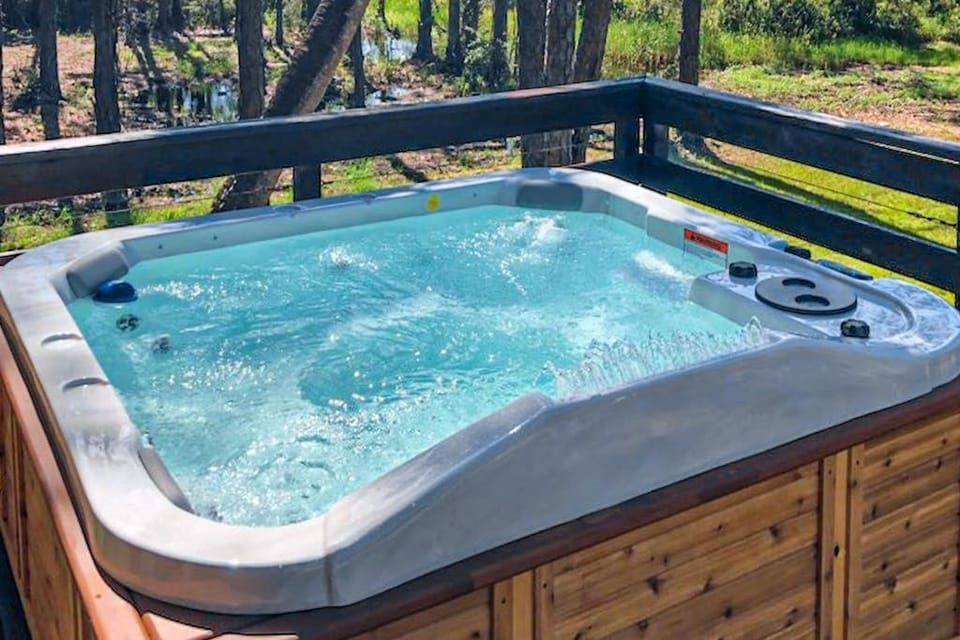 Snowbird-friendly home with a deck hot tub washer dryer & central AC House in Saint George Island