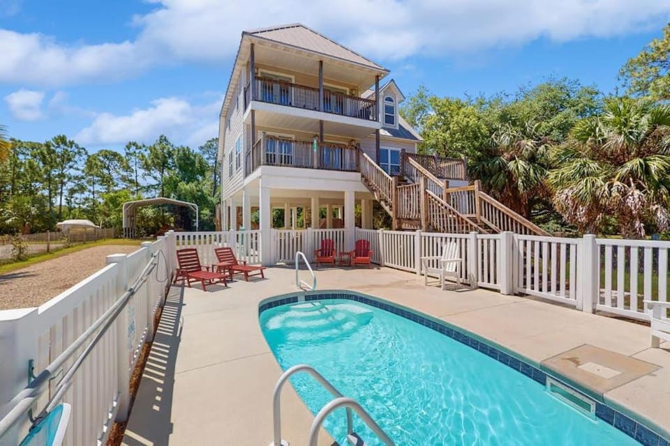 Charming dog-friendly home near the Bay with a pool washer dryer & central AC House in Saint George Island
